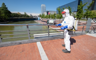 Un operari d'SMATSA desinfectant el Parc Catalunya aquest matí | Roger Benet